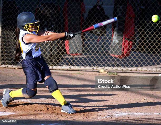 Balanceo Con Alimentación Foto de stock y más banco de imágenes de Sófbol - Sófbol, Béisbol, Pelota de béisbol