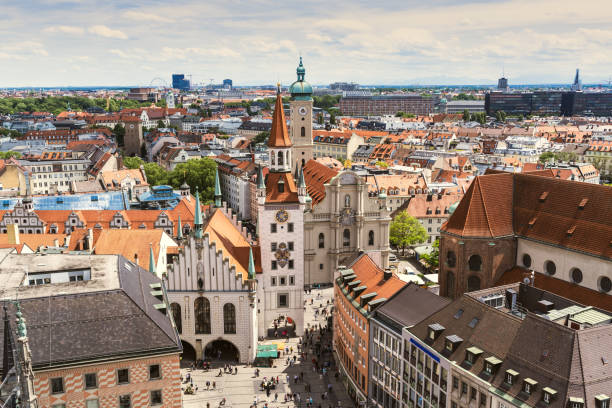 vista aérea del antiguo ayuntamiento de múnich, alemania - múnich fotografías e imágenes de stock