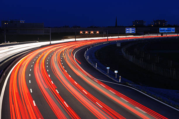 hora pico de tráfico de la noche en autopista - autopista de cuatro carriles fotografías e imágenes de stock
