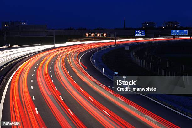 Foto de Hora Do Rush Tráfego De Noite Na Autoestrada e mais fotos de stock de Noite - Noite, Caminhonete pickup, Caminhão