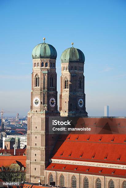 Steeples Фрауенкирхе В Мюнхене — стоковые фотографии и другие картинки Архитектура - Архитектура, Бавария, Башня со шпилем