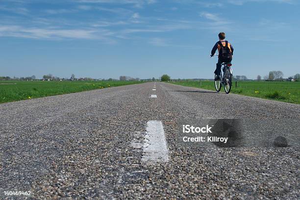 Photo libre de droit de Garçon Solitaire À Vide Road banque d'images et plus d'images libres de droit de Pays-Bas - Pays-Bas, Route, Vue de dos