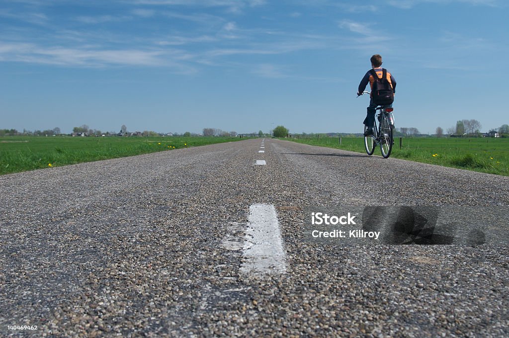 Rapaz solitário na estrada vazia - Royalty-free Estrada Foto de stock