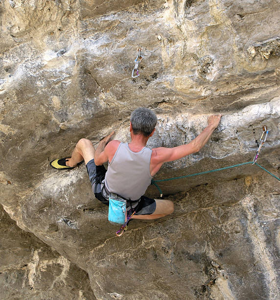 tajlandia - climbing reaching rock men zdjęcia i obrazy z banku zdjęć