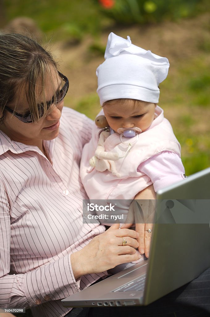 Madre utiliza para computadora portátil - Foto de stock de 30-34 años libre de derechos