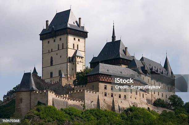 Castillo Real Carlstejn Checa Foto de stock y más banco de imágenes de Arquitectura exterior - Arquitectura exterior, Azul, Barroco