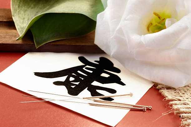 chinesische medizin - acupuncture chinese medicine medicine chinese script stock-fotos und bilder