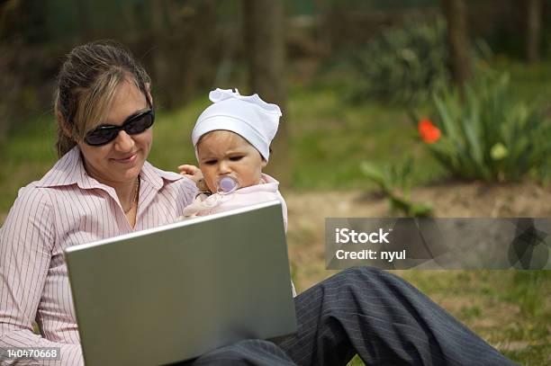 Madre Funziona Su Computer Portatile - Fotografie stock e altre immagini di Primavera - Primavera, Telelavoro, 30-34 anni