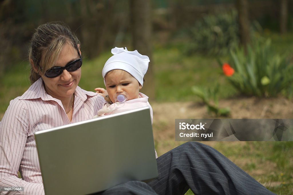 Matka pracuje na laptopie - Zbiór zdjęć royalty-free (Telepraca)