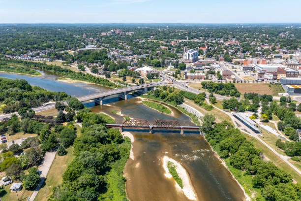 グランド リバーの空中ローン橋と鉄道橋、ブラントフォード、カナダ - spring tree landscape development ストックフォトと画像