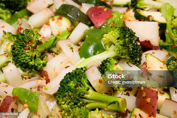 Foto de Stir Fry e mais fotos de stock de Abobrinha - Abobrinha, Alho, Alimentação Saudável