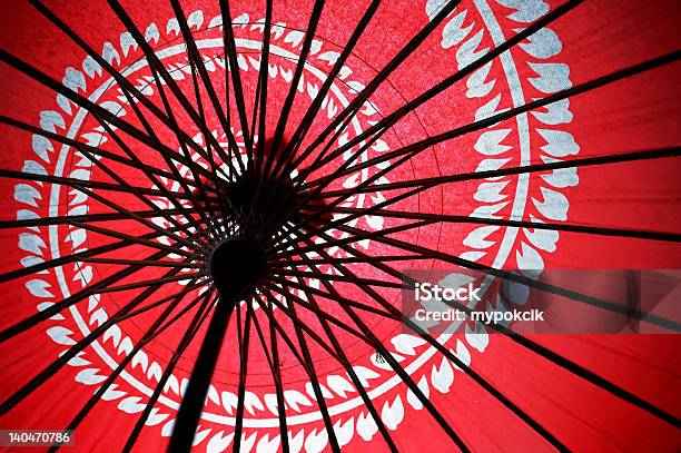 Por Baixo Da Guardasol Japonês - Fotografias de stock e mais imagens de Guarda-chuva - Guarda-chuva, Vista de Baixo para Cima, Arte e Artesanato - Arte visual