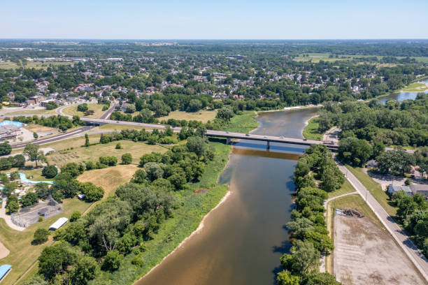 aéreo the plywood patch bridge en grand river, brantford, canadá - ontario spring bicycle city life fotografías e imágenes de stock