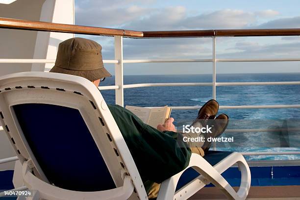 Leer Un Libro Mientras Los Cruceros Foto de stock y más banco de imágenes de Crucero - Vacaciones - Crucero - Vacaciones, Leer, Tercera edad