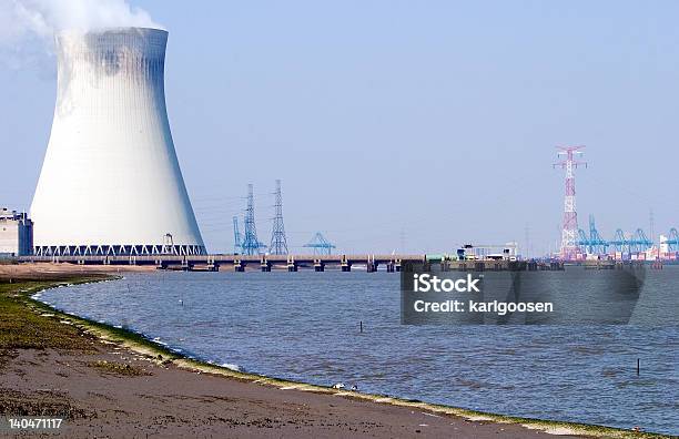 Nuclear Powerplant Doel En Amberes Foto de stock y más banco de imágenes de Aire libre - Aire libre, Central eléctrica, Central nuclear