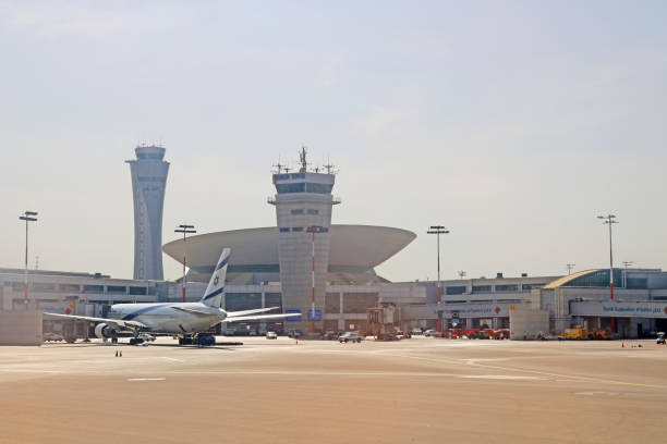 aeroporto internacional ben gurion e torre de controle. hora da manhã - tel aviv israel skyline traffic - fotografias e filmes do acervo