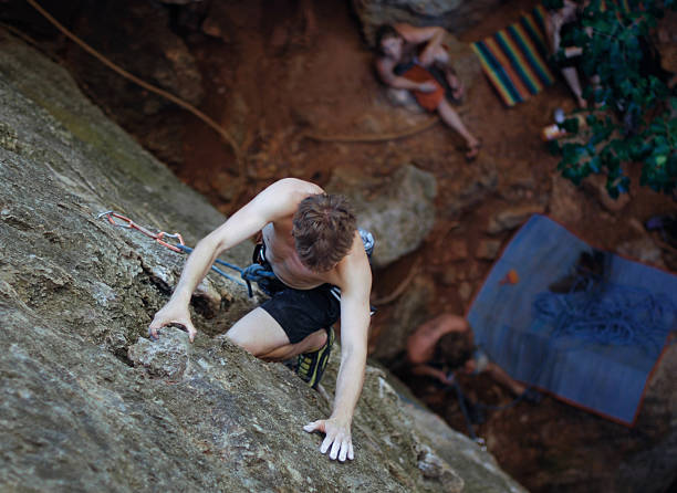 wspinaczka - climbing reaching rock men zdjęcia i obrazy z banku zdjęć