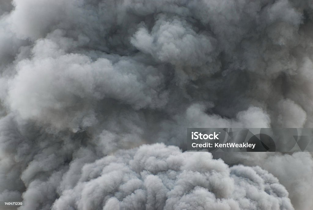 Smoke cloud fondo negro - Foto de stock de Grueso libre de derechos