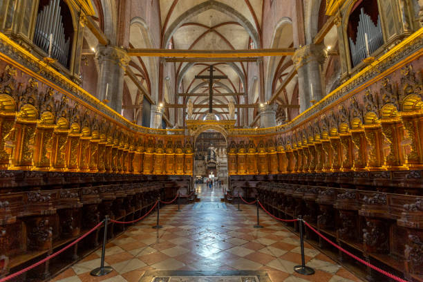 la chiesa di santa maria gloriosa dei frari a venezia in un giorno d'estate - cathedral italy venice italy inside of foto e immagini stock