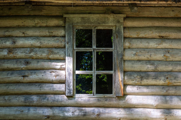 통나무 벽의 창. - log log cabin wood knotted wood 뉴스 사진 이미지