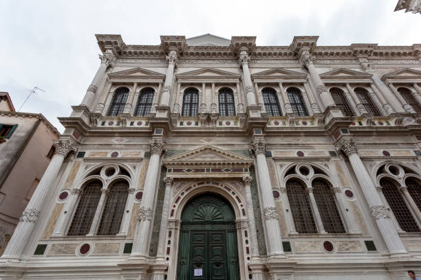 scuola grande di san rocco in venedig an einem sommertag - cathedral italy venice italy inside of stock-fotos und bilder