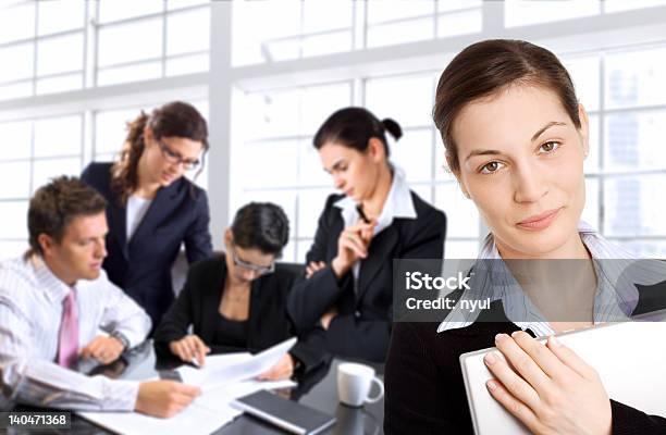 Mujer De Negocios Y Equipo Foto de stock y más banco de imágenes de 20 a 29 años - 20 a 29 años, 25-29 años, 30-34 años