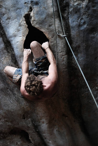 wspinaczka - climbing reaching rock men zdjęcia i obrazy z banku zdjęć