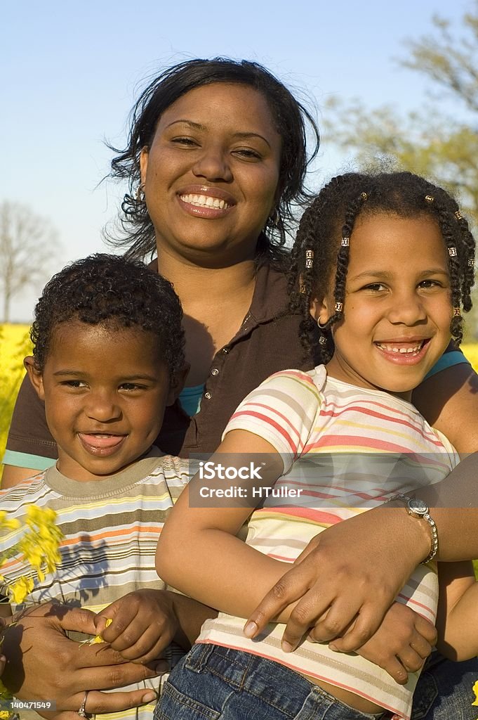 African american Matka z jej dzieci - Zbiór zdjęć royalty-free (Czarny kolor)