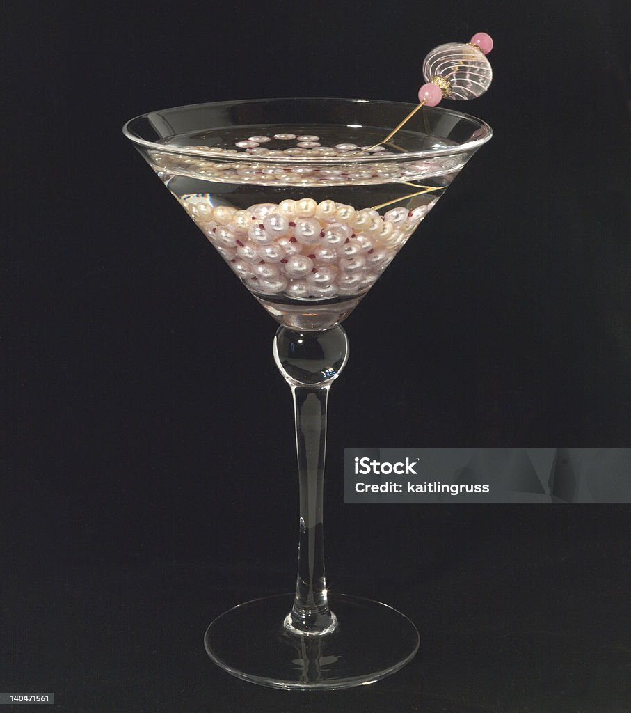 Perły w martini szkła na czarnym tle - Zbiór zdjęć royalty-free (Koktajl alkoholowy)
