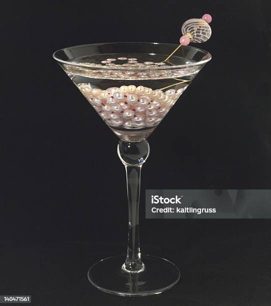 Perły W Martini Szkła Na Czarnym Tle - zdjęcia stockowe i więcej obrazów Koktajl alkoholowy - Koktajl alkoholowy, Perła - Biżuteria, Alkohol - napój