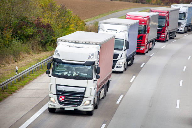 camions sur une autoroute - road marking road reflector road dividing line photos et images de collection