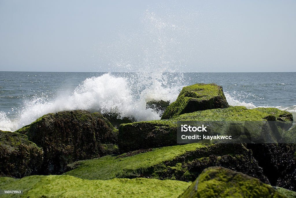 Onde di rompere su rocce invecchiato - Foto stock royalty-free di Acqua