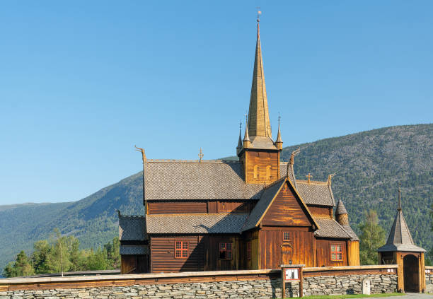 iglesia de madera lomskyrkja en lom, noruega, - lom church stavkirke norway fotografías e imágenes de stock