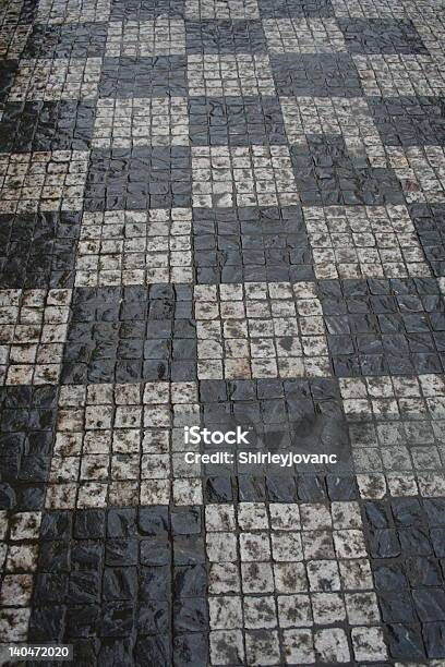 Photo libre de droit de Checkerboard Trottoir À Prague En République Tchèque banque d'images et plus d'images libres de droit de Blanc