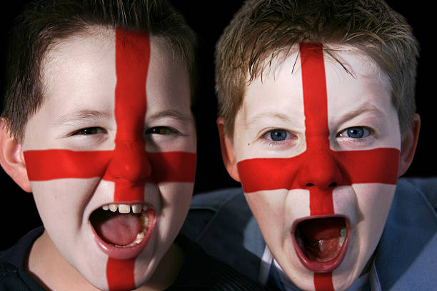 jovens fãs de futebol de inglaterra - english flag fotos imagens e fotografias de stock