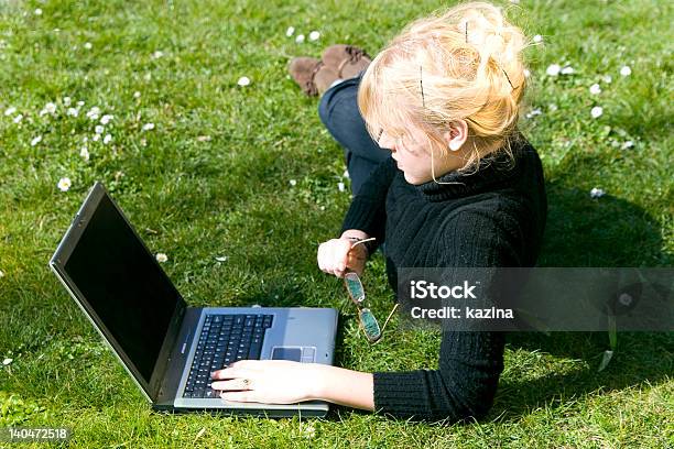 Mujer Trabajo De Oficina Foto de stock y más banco de imágenes de Acostado - Acostado, Adulto, Adulto joven