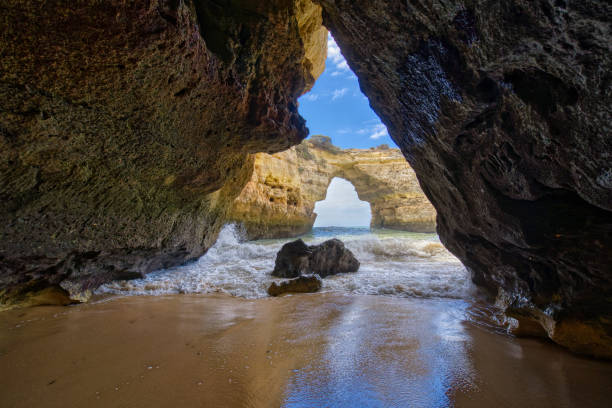 caverna do mar no arco albandeira na bela costa rochosa e praia da praia de albandeira na famosa costa do algarve no sul de portugal, europa - villa summer rock sand - fotografias e filmes do acervo