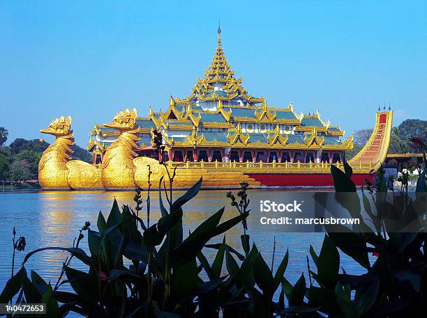 Myanmar Karaweik Palace Yangon Foto de stock y más banco de imágenes de Aire libre - Aire libre, Asia, Barcaza - Embarcación industrial