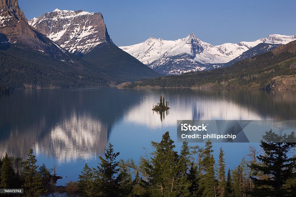 Saint Mary jezioro, góry i Goose Island, Park Narodowy Glacier - Zbiór zdjęć royalty-free (Park Narodowy Glacier - USA)
