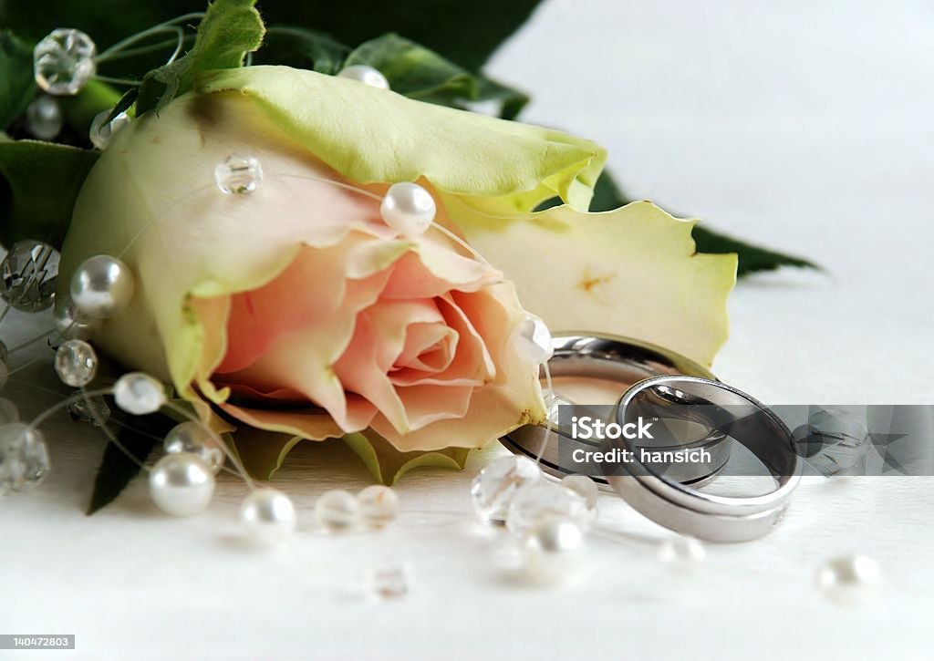 Alianças de casamento e rosas - Foto de stock de Aliança de casamento royalty-free