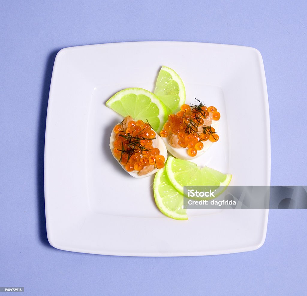 Roter Kaviar mit Lachs angeln auf Gekochtes Ei - Lizenzfrei Ei Stock-Foto