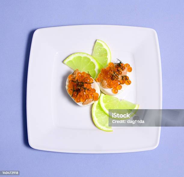 Roter Kaviar Mit Lachs Angeln Auf Gekochtes Ei Stockfoto und mehr Bilder von Ei - Ei, Eiklar, Elektronisches Bauteil