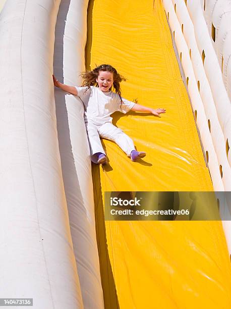 Menina Na Lâmina - Fotografias de stock e mais imagens de Amarelo - Amarelo, Criança, Descer