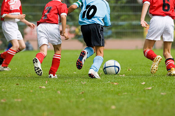 フットボール選手 - 子供サッカー ストックフォトと画像