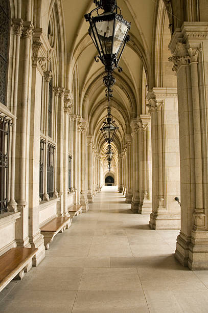 corridoio con colonne storici - colonnade column architecture austria foto e immagini stock