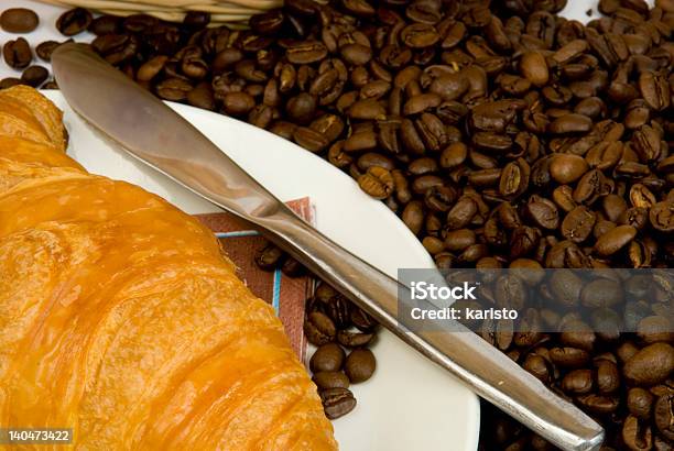 Croissant E Café - Fotografias de stock e mais imagens de Branco - Branco, Comida francesa, Croissant