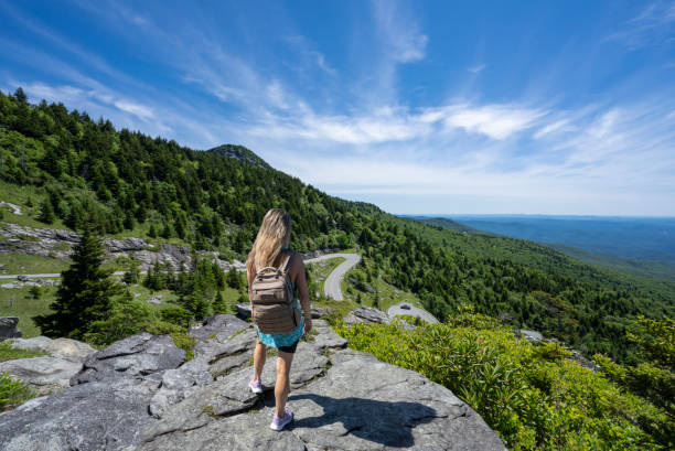 chica excursionista de pie en la cima de la montaña disfrutando de la vista panorámica. - grandfather mountain fotografías e imágenes de stock