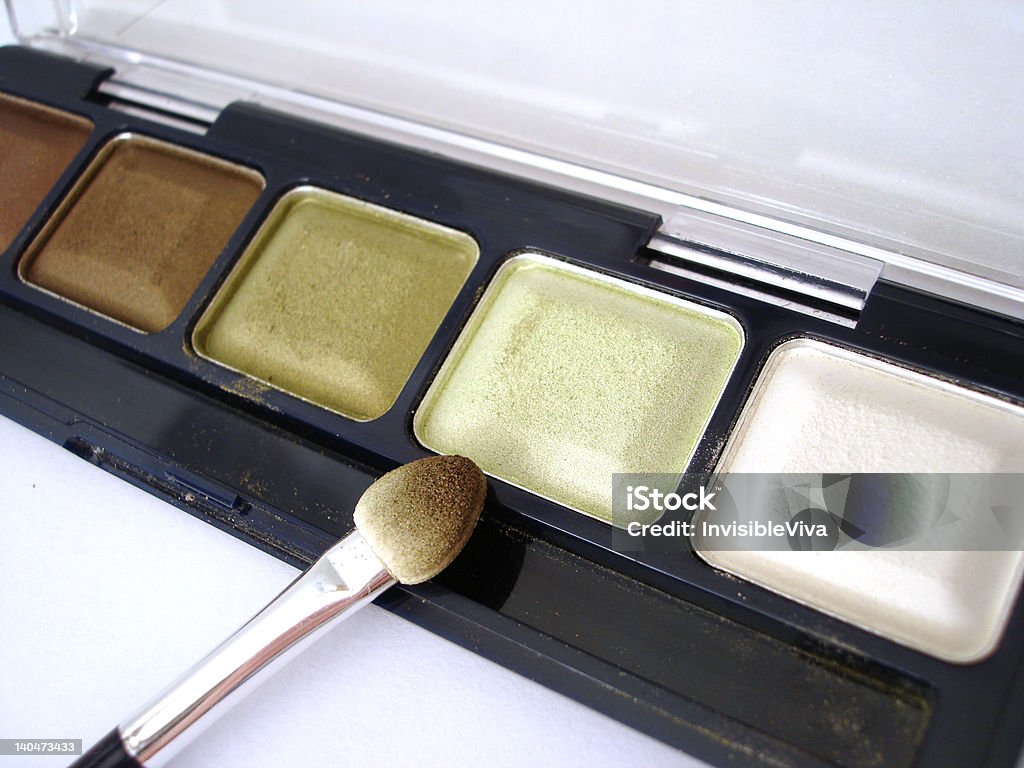 Ensemble de vert eyeshadows et pinceau applicator - Photo de A la mode libre de droits