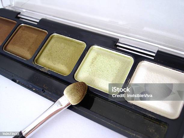 Photo libre de droit de Ensemble De Vert Eyeshadows Et Pinceau Applicator banque d'images et plus d'images libres de droit de A la mode - A la mode, Beauté, Blanc