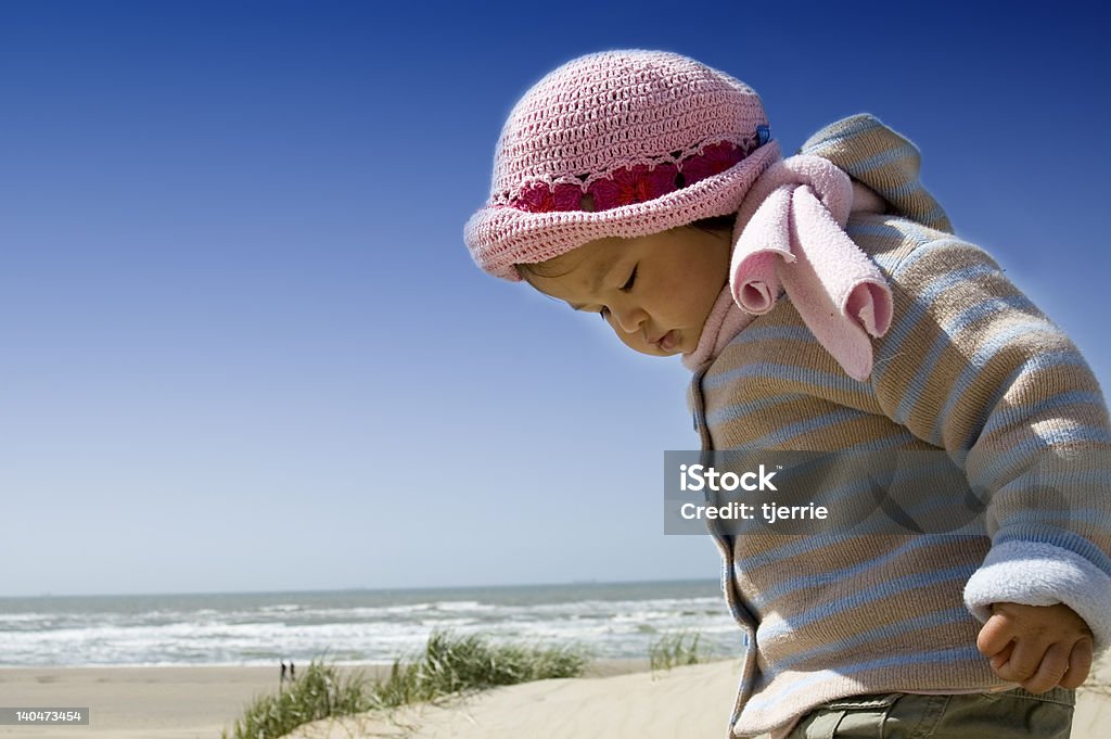 Bambina sulla spiaggia - Foto stock royalty-free di Allegro